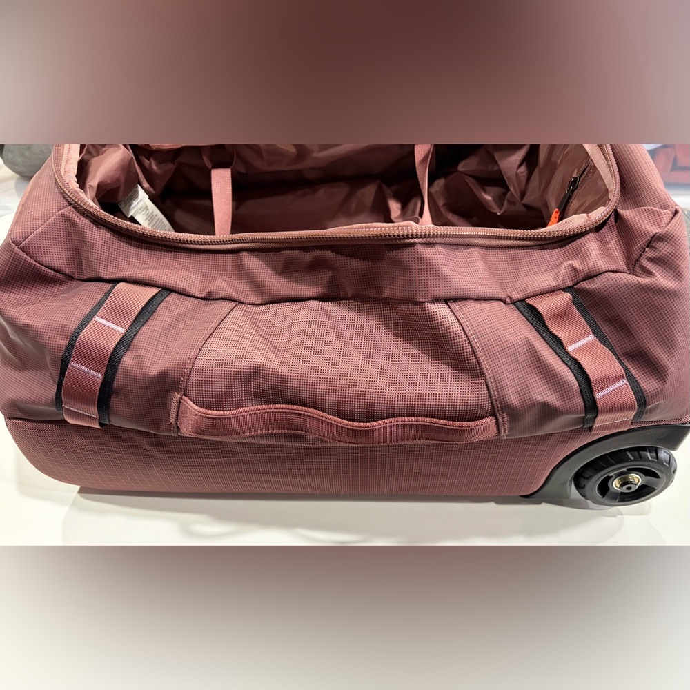 Patagonia Black Hole Wheeled Duffel 40L Dulse Mauve Dark Pink NWT Travel Bag - Picture 5 of 8